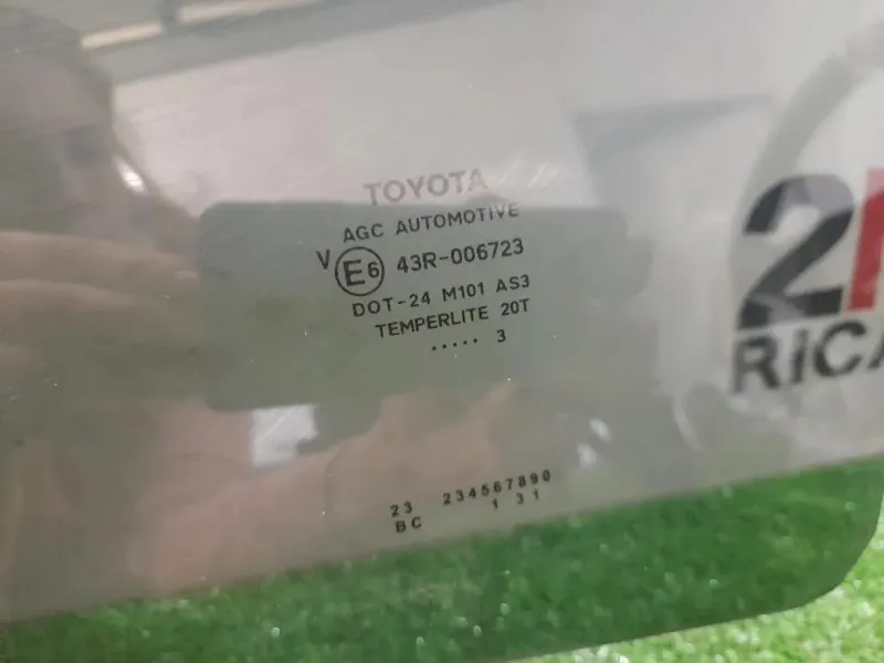 Cristallo Scendente Porta POST SX 681400D210 Toyota Yaris IV 2012