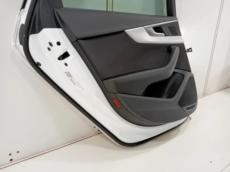 Porta POST SX 8W9833051A Audi A4 8W5 Avant 2015