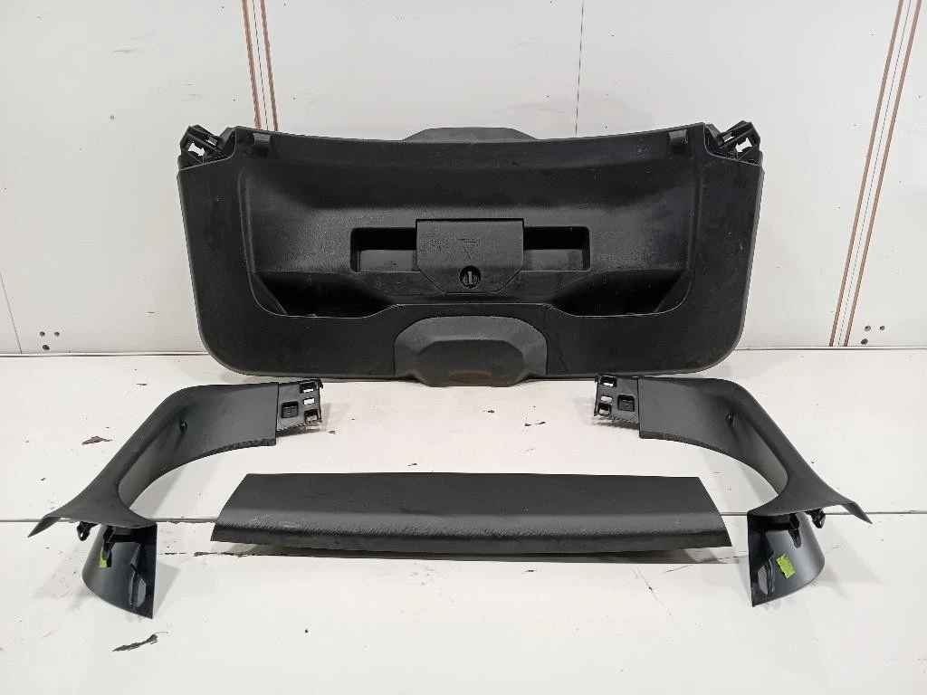 Pannello Rivestimento Portello Centrale POST Peugeot 2008 II 2020